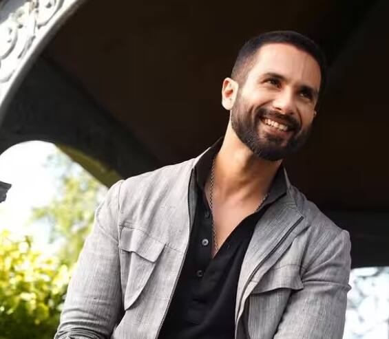 શાહિદ કપૂર બોલિવૂડ ઈન્ડસ્ટ્રીનું એક મોટું નામ છે. 'હૈદર', 'કબીર સિંહ' જેવી શાનદાર ફિલ્મોમાં કામ કરનાર શાહિદ કપૂરે દર્શકોનું ઘણું મનોરંજન કર્યું છે. આ દિવસોમાં તે તેની તાજેતરમાં રિલીઝ થયેલી ફિલ્મ 'તેરી બાતોં મેં ઐસા ઉલ્ઝા જિયા'ને કારણે ચર્ચામાં છે.