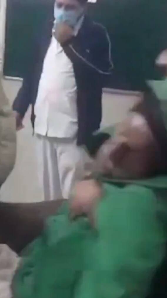 बाइक पर बीमार दादा को लेकर हॉस्पिटल की इमरजेंसी में घुस गया शख्स