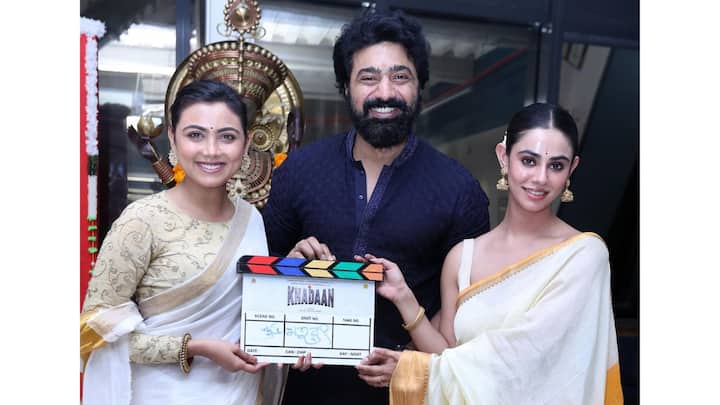 সোশ্যাল মিডিয়ায় ছবির নায়িকাদের সঙ্গে মহরতের ছবি শেয়ার করে নিলেন দেব। চলতি মাসেই শুরু হচ্ছে ছবির শ্যুটিং।