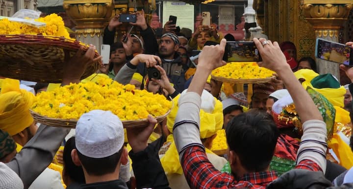 Basant Panchami in Hazrat Nizamuddin Dargah: राजधानी दिल्ली की हजरत निजामुद्दीन की दरगाह में बुधवार शाम वसंत पंचमी के दिन वसंत उत्सव मनाया गया.