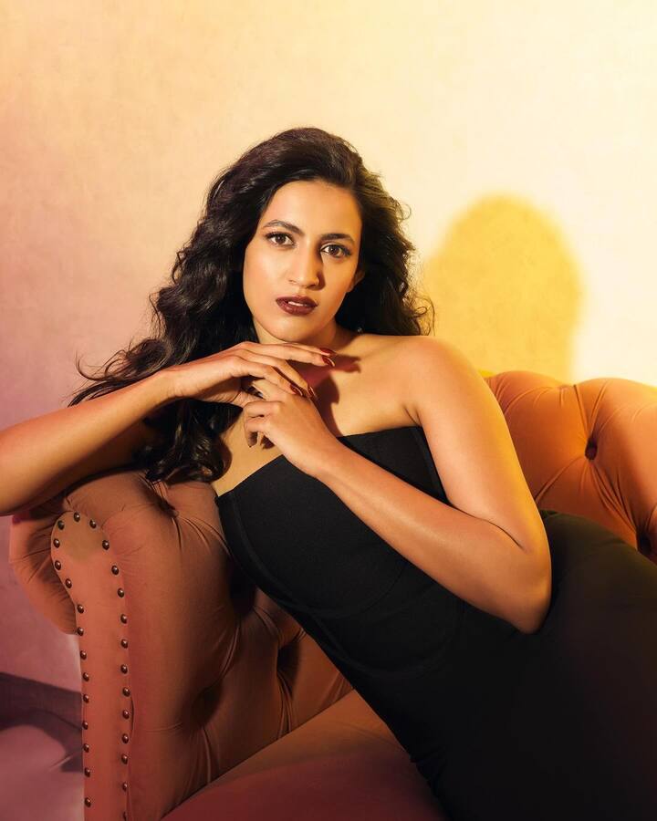 డివోర్స్ తీసుకున్న తర్వాత ఈ భామ తనకు సంబంధించిన ప్రతి విషయంపై జాగ్రత్తలు తీసుకుంటుంది. ముందుగా తన లుక్స్​పై కేర్ తీసుకున్న నిహారిక.. ఇప్పుడు తన సినీ కెరీర్​పై దృష్టి సారించింది. (Images Source : Instagram/niharikakonidela)