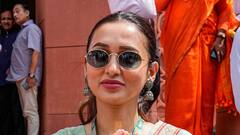 एक्टिंग की दुनिया से नाम कमाया फिर पॉलिटिक्स में की एंट्री, परेशान होकर दिया इस्तीफा, जानें आखिर कौन हैं मिमी चक्रवर्ती