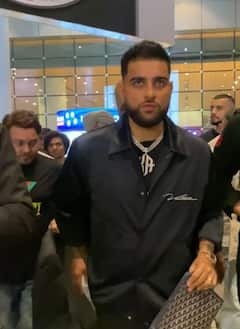 Karan Aujla: ਪੰਜਾਬੀ ਗਾਇਕ ਕਰਨ ਔਜਲਾ ਪੁੱਜੇ ਮੁੰਬਈ, ਸਖ਼ਤ ਸੁਰੱਖਿਆ ਵਿਚਾਲੇ ਫੈਨਜ਼ ਨਾਲ ਕਰਵਾਈ ਸੈਲਫੀ