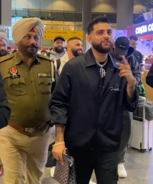 ਦੱਸ ਦੇਈਏ ਕਿ ਕਰਨ ਔਜਲਾ ਸਖ਼ਤ ਸੁਰੱਖਿਆ ਵਿਚਾਲੇ ਮੁੰਬਈ ਪੁੱਜੇ। ਇਸ ਗੱਲ ਤੋਂ ਸ਼ਾਇਦ ਤੁਸੀ ਜਾਣੂ ਹੀ ਹੋਵੋਗੇ ਕਿ ਧਮਕੀਆਂ ਵਿਚਾਲੇ ਪੰਜਾਬੀ ਗਾਇਕ ਨੂੰ ਇੰਨੀ ਸਖ਼ਤ ਸੁਰੱਖਿਆ ਦਿੱਤੀ ਗਈ ਹੈ।