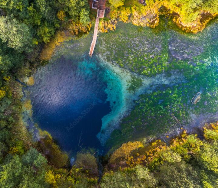 इस तालाब का गहरा नीला पानी सभी को अपनी ओर आकर्षित करता है. इस तालाब की गहराई 258 मीटर है. जो इसके रहस्य को और बढ़ाती है.