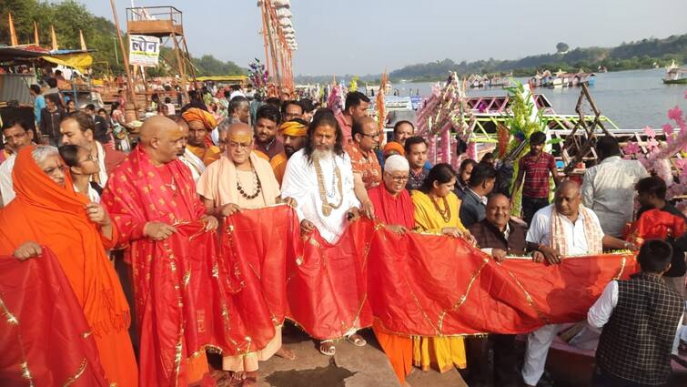 Madhya Pradesh 1100 feet Chunri offered to Maa Narmada on occasion of Narmada Jayanti in Jabalpur ANN Narmada Jayanti 2024: मध्य प्रदेश में कल मनाई जाएगी मां नर्मदा जयंती, आज अर्पित की गई 1100 फीट की चुनरी