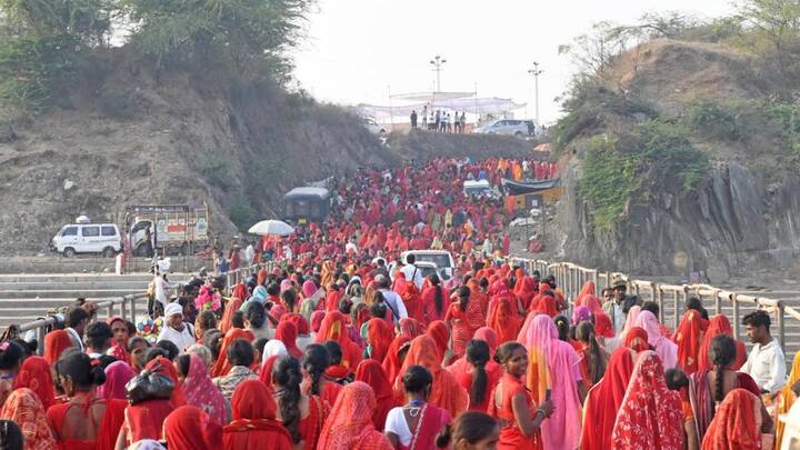 राष्ट्रपति द्रोपदी मुर्मू ने लखपति दीदी कार्यक्रम में पहुंची 10 हजार महिलाओं को संबोधित भी किया. उन्होंने कहा कि इस आधुनिक युग में आदिवासी बहने परिश्रम का उदाहरण पेश कर रही हैं. यहीं नहीं राज्य सरकार की सेनेटरी नेपकिन की भी राष्ट्रपति मुर्मू ने सराहना की.