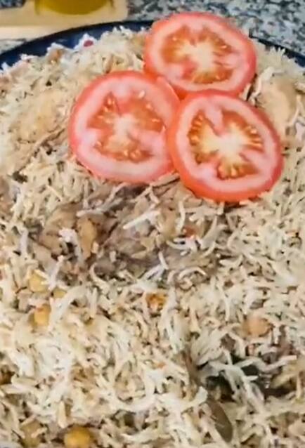 பிறகு வேகவைத்த கொண்டைக்கடலையை சேர்த்து கலந்துவிடவும். பின்பு புதினா, கொத்தமல்லி இலை சேர்த்து கலந்து, ஊறவைத்த பாஸ்மதி அரிசியை சேர்த்து கலந்துவிட்டு சூடு தண்ணீர் ஊற்றி மிதமான தீயில் 15 நிமிடம் வேகவிடவும்.