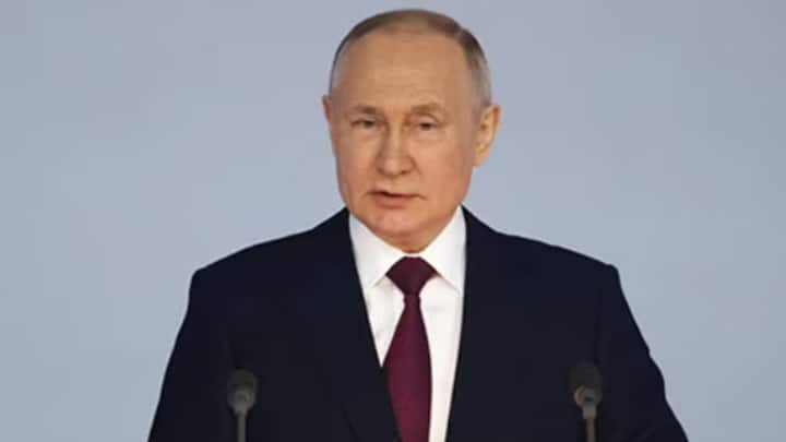 পুতিন জানিয়েছেন, ক্যান্সার নিরাময়কারী টিকা তৈরির একেবারে দোরগোড়ায় দাঁড়িয়ে রুশ বিজ্ঞানীরা। শীঘ্রই সাধারণ মানুষের নাগালের মধ্যে চলে আসবে ক্যান্সার প্রতিরোধী টিকা। ফাইল চিত্র।