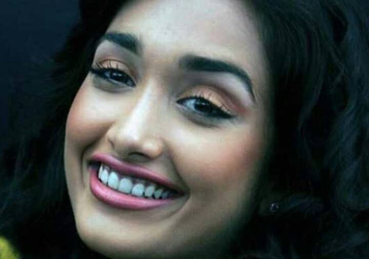 लिस्ट में पहला नाम बॉलीवुड एक्ट्रेस जिया खान का आता है. जिया खान महज 25 साल की उम्र में सुसाइड कर लिया था. 3 जून 2013 को एक्ट्रेस को अपने अपार्टमेंट में मृत पाया गया था. एक्ट्रेस की मां ने जिया की मौत का जिम्मेदार एक्टर सूरज पंचोली को बताया थी.