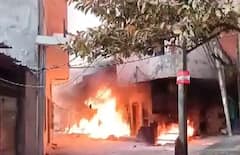 Delhi Fire: दिल्ली के अलीपुर में फैक्ट्री में ब्लास्ट के बाद आग, सात की मौत, सामने आई भयावह तस्वीरें