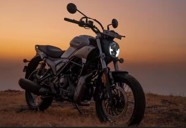 ਇੰਜਣ ਨੂੰ ਬਾਈਕ ਦੇ ਚਰਿੱਤਰ ਦੇ ਅਨੁਕੂਲ ਬਣਾਇਆ ਗਿਆ ਹੈ, ਜਦੋਂ ਕਿ ਇਸ ਵਿੱਚ 6-ਸਪੀਡ ਗਿਅਰਬਾਕਸ ਅਤੇ ਇੱਕ ਸਲਿਪ-ਐਂਡ-ਅਸਿਸਟ ਕਲਚ ਦਿੱਤਾ ਗਿਆ ਹੈ। Maverick 440 ਨੂੰ ਇੱਕ ਮਾਸਕੂਲਰ ਟੈਂਕ ਦੇ ਨਾਲ ਡਿਜ਼ਾਈਨ ਵਰਗਾ ਹਮਲਾਵਰ ਰੋਡਸਟਰ ਮਿਲਦਾ ਹੈ ਅਤੇ ਪਹੀਆਂ ਦੀ ਗੱਲ ਕਰੀਏ ਤਾਂ ਉਹ 17 ਇੰਚ ਹਨ।