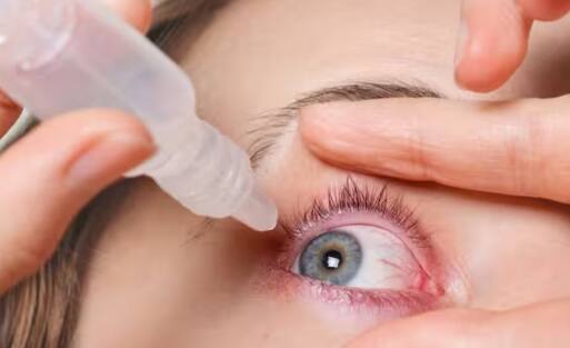 ਜੇਕਰ ਪਲਕਾਂ ਝਪਕਣ ਦੀ ਆਦਤ ਵੱਧ ਜਾਵੇ ਤਾਂ ਇਸ ਨਾਲ ਅੱਖਾਂ 'ਚ ਹੋਰ ਸਮੱਸਿਆਵਾਂ ਹੋ ਸਕਦੀਆਂ ਹਨ। ਇਸ ਲਈ ਜੇਕਰ ਕੋਈ ਵਿਅਕਤੀ ਅਜਿਹੀ ਸਮੱਸਿਆ ਦਾ ਸਾਹਮਣਾ ਕਰ ਰਿਹਾ ਹੈ ਤਾਂ ਇਸ ਨੂੰ ਨਜ਼ਰਅੰਦਾਜ਼ ਨਾ ਕਰੋ।