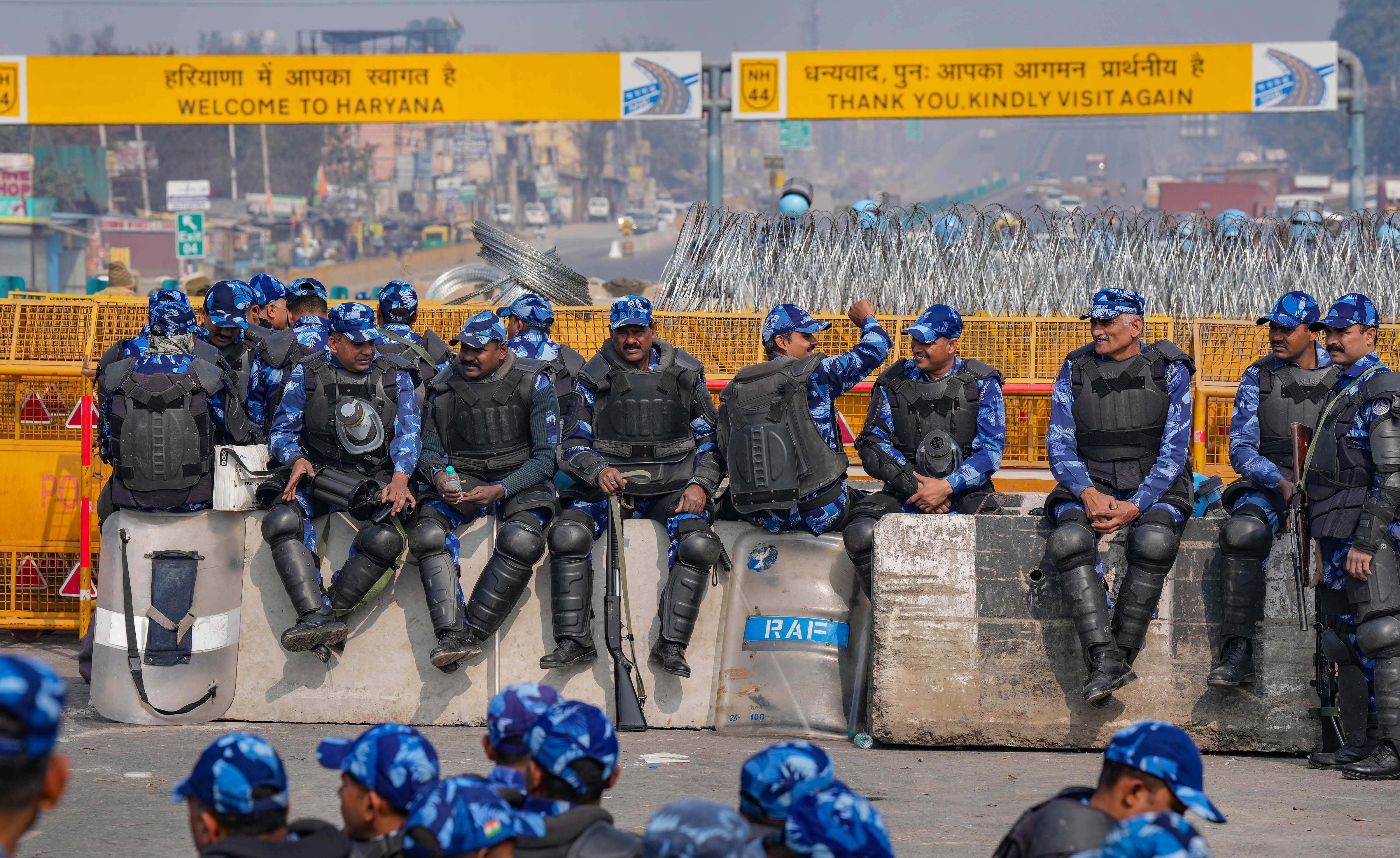 शंभू बॉर्डर पर लगातार तीसरे दिन डटे किसान, पंजाब में रेलवे ट्रैक को किया जाम, क्या सरकार से बनेगी बात?