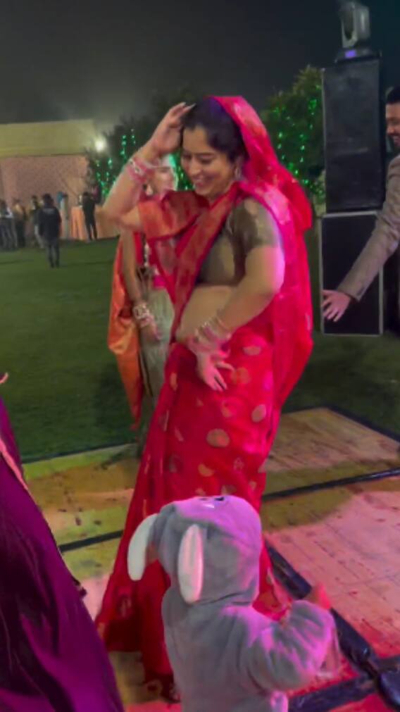 हरियाणवी गाने पर महिला ने लाल साड़ी में जमकर लगाए ठुमके, वीडियो वायरल