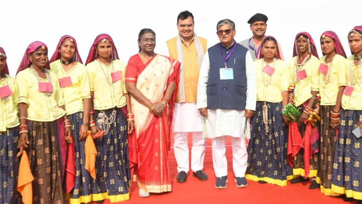राष्ट्रपति ने बताया कि लखपति दीदी ने उनसे कहा कि वो आईआईटी से ट्रेनिंग लेकर यहां काम कर रही हैं. राष्ट्रपति ने कहा कि आज देश में आधी आबादी महिलाओं की है. घर बैठे तो कैसे चलेगा. घर को चलाने के लिए दोनों का सहयोग जरूरी है. इसके बाद राष्ट्रपति ने नारी शक्ति जिंदाबाद, मातृ शक्ति जिंदाबाद नारे के साथ अपने संबोधन को विराम दिया.