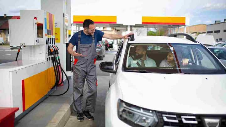Petrol Price In Pakistan : पाकिस्तामध्ये  पेट्रोल आणि डीजलची किंमत किती आहे? भारतापेक्षा स्वस्त आहे की  महाग जाणून घ्या?