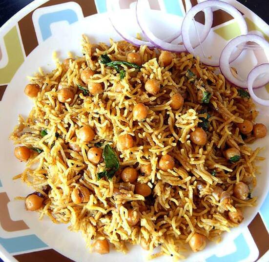 கடாயில் நெய் மற்றும் எண்ணெய் ஊற்றி, அதில் பிரியாணி இலை, பட்டை, கிராம்பு, ஏலக்காய், சோம்பு, சீரகம் சேர்த்து கலந்துவிடவும்.பின்பு நறுக்கிய வெங்காயம், பச்சை மிளகாய் சேர்த்து வெங்காயம் பொன்னிறமாகும் வரை வதக்கவும்.