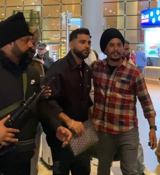 ਵਰਕਫਰੰਟ ਦੀ ਗੱਲ਼ ਕਰਿਏ ਤਾਂ ਹਾਲ ਹੀ ਵਿੱਚ ਕਰਨ ਔਜਲਾ ਦਾ ਰੈਪਰ ਡਿਵਾਈਨ ਨਾਲ ‘100 ਮਿਲੀਅਨ’ ਗੀਤ ਰਿਲੀਜ਼ ਹੋਇਆ ਸੀ। ਡਿਵਾਈਨ ਦੇ ਯੂਟਿਊਬ ਚੈਨਲ ’ਤੇ ਰਿਲੀਜ਼ ਹੋਏ ਇਸ ਗੀਤ ਨੂੰ ਹੁਣ ਤਕ 20 ਮਿਲੀਅਨ ਤੋਂ ਵੱਧ ਵਾਰ ਦੇਖਿਆ ਜਾ ਚੁੱਕਾ ਹੈ।