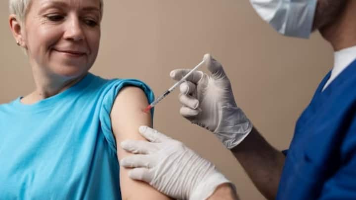 ক্যান্সারের কোন ধরনের প্রতিষেধক এবং ওষুধ তৈরি করছে রাশিয়া, কাদের উপর সেগুলি প্রয়োগ করা হবে এবং কী পদ্ধতিতে প্রয়োগ করা হবে, তা যদিও বিশদে খোলসা করেননি পুতিন। ছবি: ফ্রিপিক।