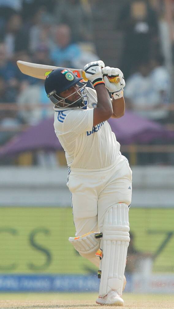 सरफराजचं पहिल्याच सामन्यात अर्धशतक!