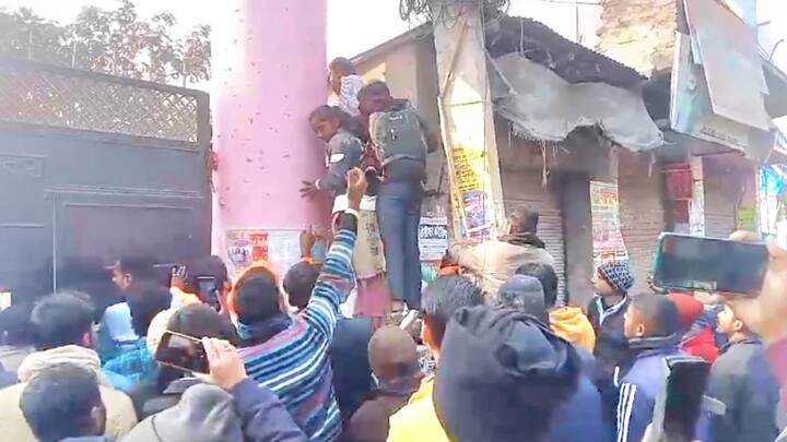 Bihar Board 10th Exam Bettiah Examinee Jumped Over The Wall and Entered at Center ANN Bihar Board 10th Exam: बेतिया में मैट्रिक की परीक्षा में लेट पहुंचे बच्चे, एंट्री पर लगी रोक तो दीवार फांदकर घुसे