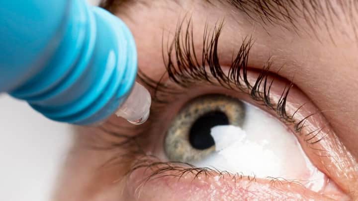 आप कितनी बार पलक झपकते हैं इस पर ध्यान दिया है? अगर नहीं तो इस पर ध्यान दें क्योंकि आप एक मिनट में कितनी बार पलक झपकते हैं वह भी आपकी सेहत के राज को उजागर करती है. इंडिया टीवी में छपी खबर के मुताबिक पलकों का ज्यादा झपकना या फिर फड़फड़ाना (causes symptoms of blepharospasm) की असली वजह न्यूरोलॉजिकल की गंभीर बीमारी के कारण हो सकते हैं.