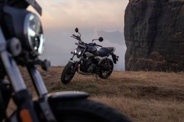 ਬਾਈਕ ਦੇ ਫਰੰਟ 'ਤੇ 43mm ਟੈਲੀਸਕੋਪਿਕ ਫੋਰਕ ਦਾ ਵੀ ਇਸਤੇਮਾਲ ਕੀਤਾ ਗਿਆ ਹੈ ਅਤੇ ਇਸ 'ਚ 320mm ਫਰੰਟ ਅਤੇ 240mm ਰੀਅਰ ਡਿਸਕ ਹੈ ਜਦਕਿ ਗਰਾਊਂਡ ਕਲੀਅਰੈਂਸ 175mm ਹੈ। ਹੋਰ ਵਿਲੱਖਣ ਸਟਾਈਲਿੰਗ ਛੋਹਾਂ ਵਿੱਚ H-ਆਕਾਰ ਦੇ DRLs ਦੇ ਨਾਲ ਇੱਕ ਗੋਲ ਹੈੱਡਲੈਂਪ ਅਤੇ ਇੱਕ ਪੂਰਾ LED ਲਾਈਟਿੰਗ ਸੈੱਟ-ਅੱਪ ਸ਼ਾਮਲ ਹੈ। ਡਿਜੀਟਲ ਸਪੀਡੋ ਵਿੱਚ ਵਾਰੀ-ਵਾਰੀ ਨੇਵੀਗੇਸ਼ਨ, ਗੇਅਰ ਇੰਡੀਕੇਟਰ ਆਦਿ ਸ਼ਾਮਲ ਹਨ।