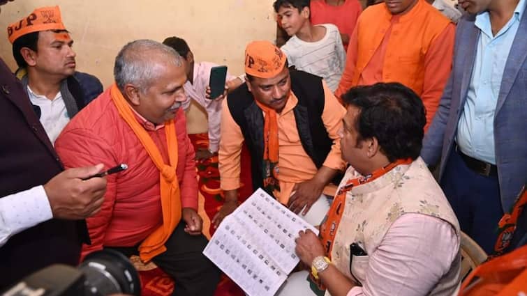 BJP MP Ravi Kishan reahed Gorakhpur under BJP Gaon Chalo Campaign ANN Gorakhpur News: बीजेपी के गांव चलो अभियान के तहत सांसद रवि किशन ने लगाई चौपाल, ग्रामीणों से विकास को लेकर की बात