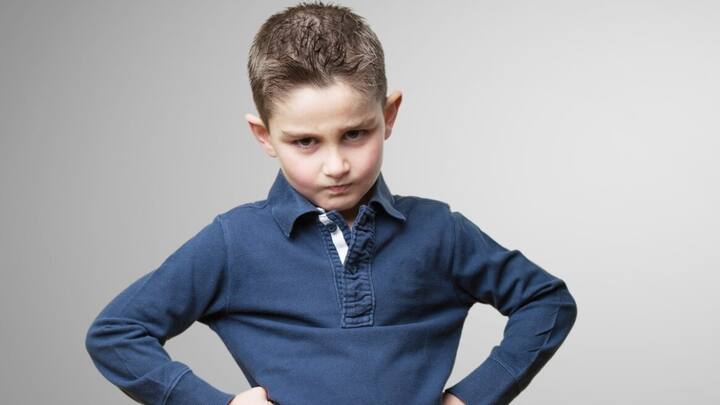 शांत रहें: जब बच्चा जिद या गुस्सा करे, तो पहले खुद को शांत रखें। आपका शांत रहना बच्चे को भी शांत करने में मदद करेगा.