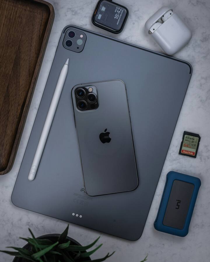 खरंतर, आतापर्यंत फोनच्या संबंधित जी माहिती मिळाली आहे, त्यानुसार iphone 16 चा कॅमेरा मॉड्यूल iphone 11 आणि iphone 12 सारखाच आहे.( Image Credit- Unsplash )