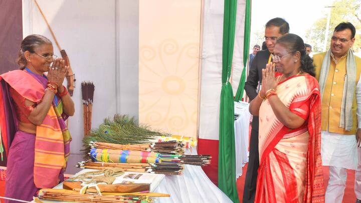 राष्ट्रपति द्रोपदी मुर्मू बुधवार दोपहर को आदिवासियों के तीर्थ डूंगरपुर जिले में स्थित बेणेश्वर धाम पहुंचीं, लेकिन उससे पहले उनका विमान उदयपुर एयरपोर्ट पर पहुंचा, जहां पर मुख्यमंत्री भजनलाल शर्मा और असम के राज्यपाल गुलाब चंद कटारिया ने उनका स्वागत किया.