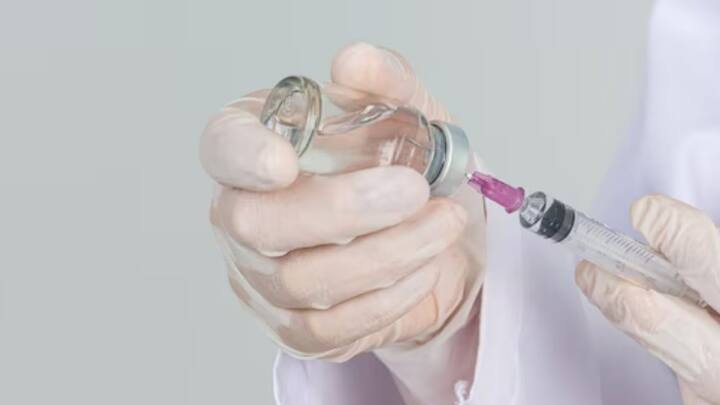 Hepatitis B (HBV)-র মোকাবিলা করতেও টিকা রয়েছে, যা থেকে লিভার ক্যান্সার হয় বলে জানিয়েছে বিশ্ব স্বাস্থ্য সংস্থা (WHO). ছবি: ফ্রিপিক।