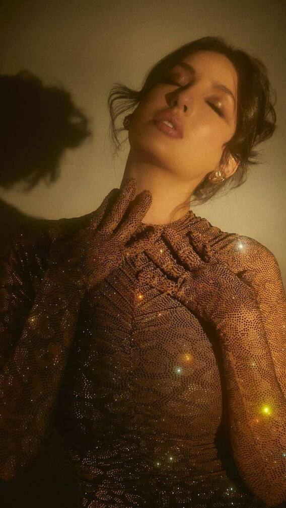 'नोरा' चा  शिमरी ग्लॅमरस लूक!