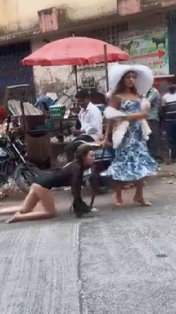गले में पट्टा डालकर कुत्ते की तरह चली लड़की, देखें वीडियो
