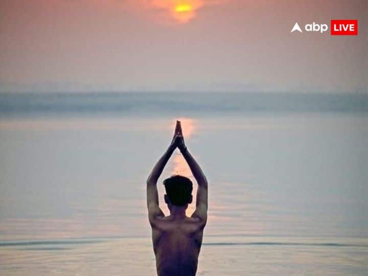 माघ माह में तिल का विशेष महत्व होता है. इस माह में नहाने के पानी में तिल मिलाकर स्नान करने का महत्व है. साथ ही तिल, गुड़ और कंबल का दान करना चाहिए.