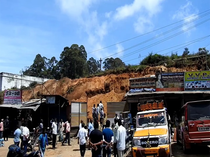 கொடைக்கானலில் 100 அடி நீளமுள்ள  பள்ளிக் கட்டிடம் விழுந்து விபத்து - சேதமடைந்த கடைகள்