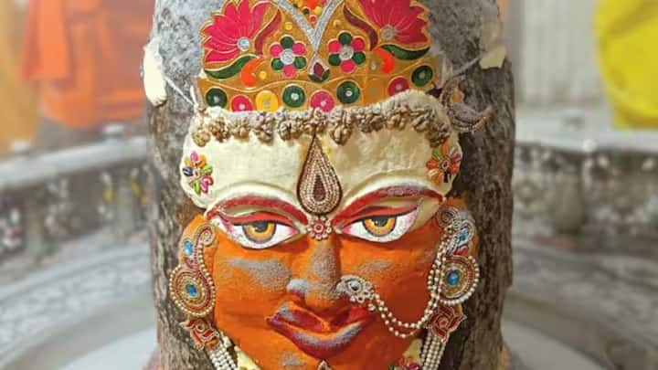 মহাকালেশ্বর মন্দিরের পুরোহিত ভূষণ গুরু জানান, বসন্ত যেমন মানুষের জীবনে আনন্দ ও রঙ নিয়ে আসে, ঠিক তেমনি মহাকালেশ্বর মন্দিরেও এই উৎসব পালিত হয়। ছবি- এবিপি লাইভ