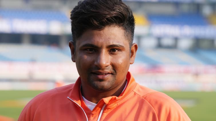 आख़िरकार वह समय आ ही गया…सरफराज खान ने टेस्ट डेब्यू किया और उन्हें इंग्लैंड के खिलाफ मौका मिला.