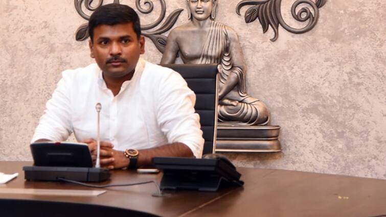 Gudivada Amarnath clarifies some news over he sat on CM Jagans chair while review meeting Gudivada Amarnath: నేను సీఎం కుర్చీలో కూర్చోలేదు, ఆ దద్దమ్మలు గుర్తించాలి - గుడివాడ అమర్