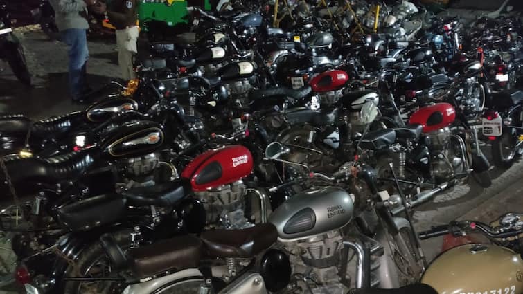 Indore Poliice seized Two dozen modified silencer bullets bikes ann MP News: इंदौर में दो दर्जन मॉडिफाइड साइलेंसर बुलेट जब्त, पटाखे सी आवाज निकाल मनचले राहगीरों को करते थे परेशान  