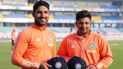 Photos: सरफराज के जर्सी नंबर से पिता नौशाद का खास कनेक्शन, जानें कैसे पूरा किया सालों का सपना