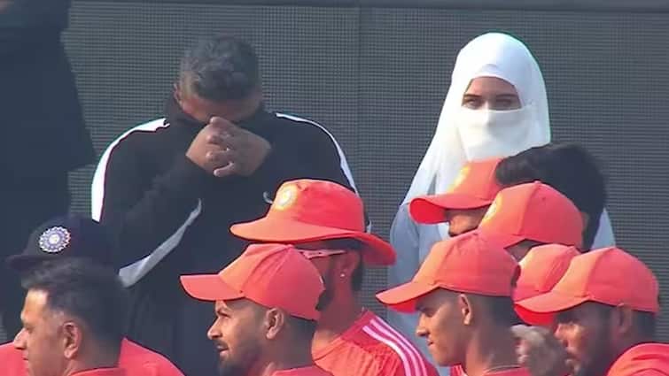 Sarfaraz Khan Debut: India vs England, 3rd Test: Sarfaraz Khan makes debut, father Naushad gets emotional in Rajkot Sarfaraz Khan Debut: ટીમ ઇન્ડિયાની કેપ જોઇને રડી પડ્યા સરફરાઝ ખાનના પિતા, ઇગ્લેન્ડ વિરુદ્ધ ટેસ્ટમાં મળી તક