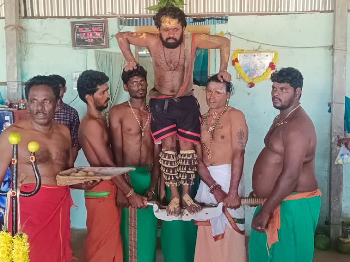 கரூரில் கருப்பணசாமிக்கு ஆயிரம் முட்டைகள், ஏழு கிடாவுடன் பிரம்மாண்ட அசைவ படையல்.. குவிந்த பக்தர்கள்