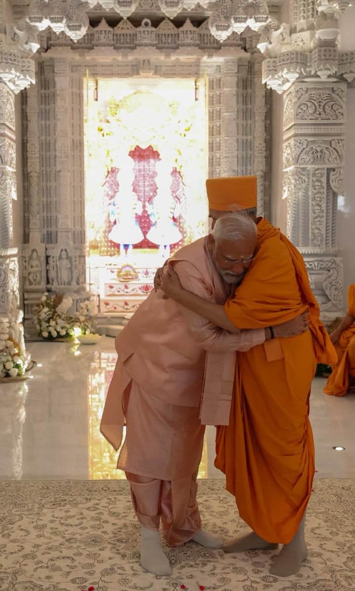 ஐக்கிய அரபு அமீரகத்தின் முதல் இந்து கோயிலாக போச்சசன்வாசி அக்ஷர் புருஷோத்தம் சுவாமிநாராயண் மந்திர் (BAPS),அபுதாபியில் பிரம்மாண்டமாக கட்டப்பட்டுள்ளது.