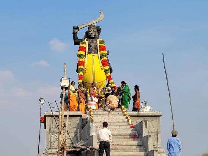 Karur Kaniyalampatti Eighteenth Karupanna Swamy idol கரூரில் கருப்பணசாமிக்கு ஆயிரம் முட்டைகள், ஏழு கிடாவுடன் பிரம்மாண்ட அசைவ படையல்.. குவிந்த பக்தர்கள்