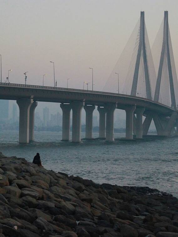 मुंबई के मरीन ड्राइव पर रखे पत्थरों का क्या काम है?