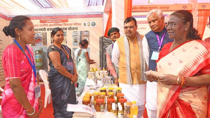 इसके बाद वो हेलीकॉप्टर से बेणेश्वर धाम पहुंची. यहां राष्ट्रपति द्रोपदी मुर्मू ने राधाकृष्ण मंदिर में दर्शन किया. महंत अच्युतानंद ने उनका स्वागत किया. फिर राष्ट्रपति द्रोपदी मुर्मू लखपति दीदी कार्यक्रम में पहुंची.