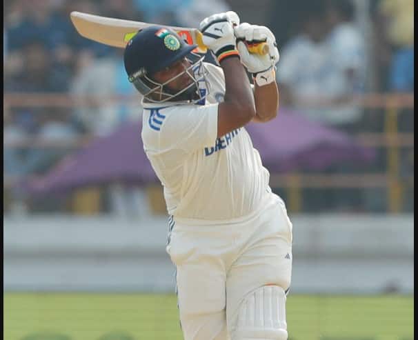 IND vs ENG 1st Test Sarfaraz Khan Half Century on his Test Debut India vs England 1st Test Sarfaraz Khan: ડેબ્યૂ ટેસ્ટમાં જ સરફરાઝ ખાને 48 બોલમાં ફટકારી ફિફ્ટી, પત્ની અને પિતાએ આપી ફ્લાઈંગ કિસ
