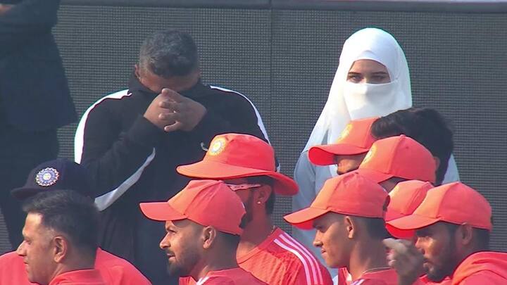 Sarfaraz Khan Debut test match for india against england father mother emotional rajkot Sarfaraz Khan Debut: टीम इंडिया की कैप देखकर रो पड़े सरफराज खान के पिता, इंग्लैंड के खिलाफ मिला टेस्ट डेब्यू का मौका